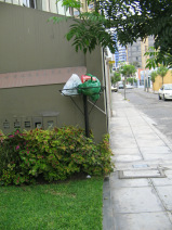 Miraflores, Jirn Porta, cesto de basura con
                      bolsas de basura