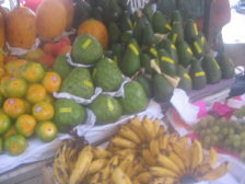 Surquillo, Avenida Paseo de la Republica,
                          Marktstand mit tropischen Frchten