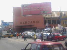Surquillo, Avenida Paseo de la Republica, Fassade der
            Markthalle (leider verwackelt)