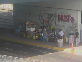 Surquillo, Avenida Paseo de la Republica,
                          Bushaltestelle unter der Autobahnbrcke mit
                          Stnden