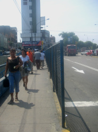 Surquillo, Avenida Paseo de la Republica,
                        Autobahnbrcke mit Zaunabgrenzung