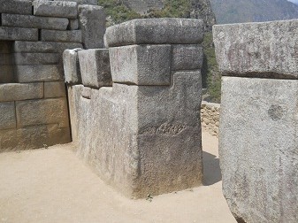 La piedra cortada gigante con 32
          rincones del cuarto de meditacin con ngulos precisos de 88 y
          92 grados para una estructura antissmica