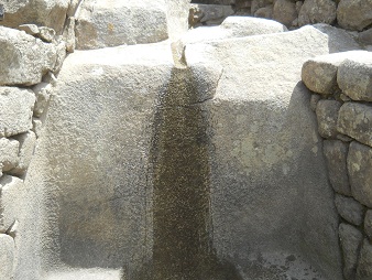 Machu Picchu: piedra de escaln con canalito con
                  agua 01