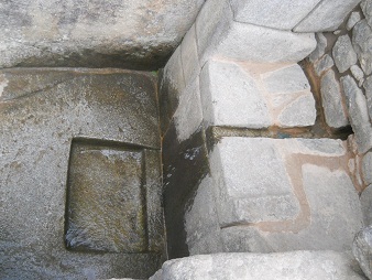 Canalito de agua pasando un escaln con la
                    cisterna al fondo, visto de arriba