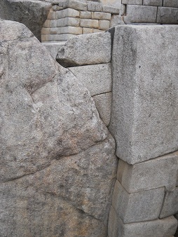 Muro inca con piedras tringulas