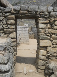 Una puerta con piedras normalesLa puerta del
                    sol