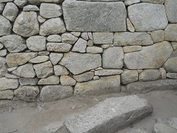 La pared de la Puerta del Sol principal,
                    piedras en detalle 02