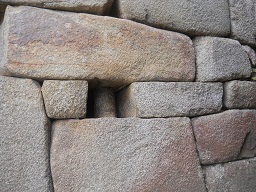 Machu Picchu: Puerta del Sol principal: hueco
                    con perno 02