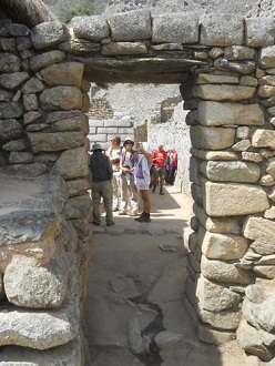 una puerta en el corredor cerca del templo del
                    sol, con tcnica cruda
