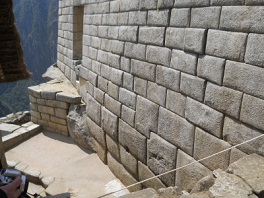 Muro suprior del templo del sol, primer plano
                    05