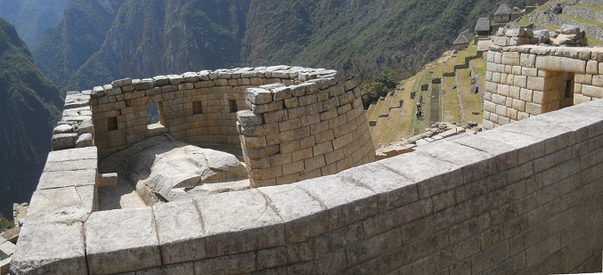 Vista vertical por arriba al templo del sol