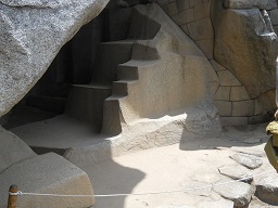 cueva de momias - Otra escalera en un trozo y
                    muro curvada con piedras curvadas
