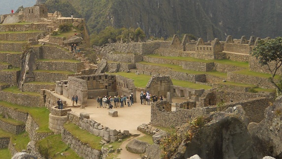Machu Picchu: vista general al templo
                    principal, al lado hay el templo de las 3 ventanas,
                    y al fondo est la escalera al reloj solar