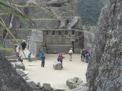 Machu Picchu: templo principal, la vista de la
                    cantera 01