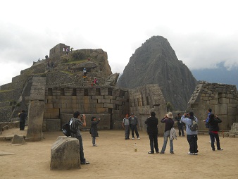 Machu Picchu: templo principal, la vista de la
                    cantera 02