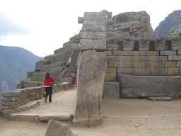 Machu Picchu: templo principal: plaza y muro
                    principal 01