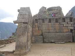 Machu Picchu: templo principal: plaza y muro
                    principal 02