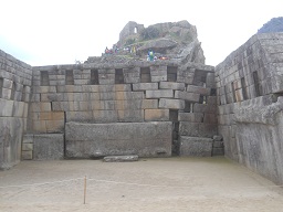 Machu Picchu: templo principal: plaza y muro
                    principal 03