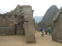 Machu Picchu: templo principal: plaza y muro
                    principal 04