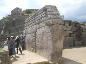 Templo principal: el muro izquierdo con la
                    vista del exterior