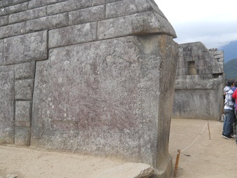 Templo principal, el muro izquierdo con su
                    piedra gigante