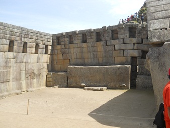 Templo principal, pared izquierda con pared
                    central