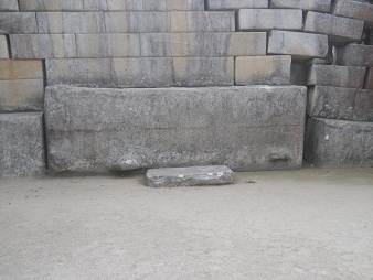 Templo central, la piedra gigante central,
                    primer plano 01