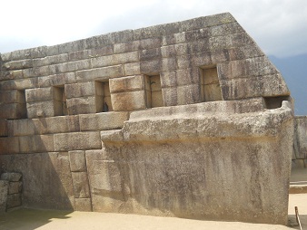 Templo principal: pared derecha interior,
                    primer plano