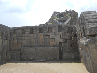 Machu Picchu: templo central con la plaza y el
                    muro central