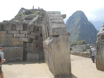 Machu Picchu: templo central con el muro
                    central, con el muro lateral derecho y con el
                    mirador Huaynapicchu