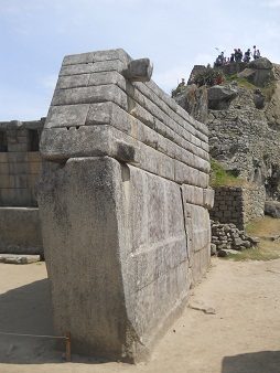 El muro derecho del templo principal, primer
                    plano 02