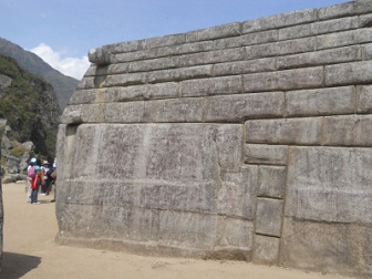 El muro derecho del templo principal, la piedra
                    gigante