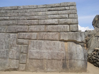 El muro derecho del templo principal, la piedra
                    gigante de atrs