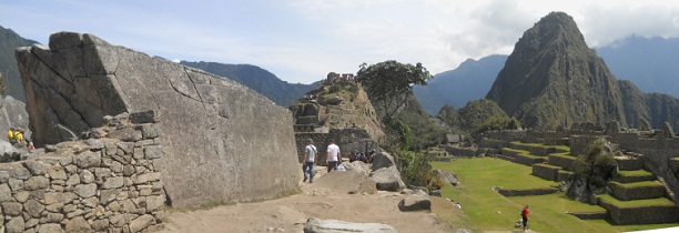 Machu Picchu: la roca gigante en la plaza
                    central, al fondo el mirador Huaynapicchu, foto
                    panormica