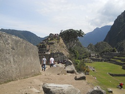 Machu Picchu: la roca gigante con la plaza
                    central