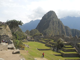 Machu Picchu: la plaza central con el mirador
                    Huaynapicchu