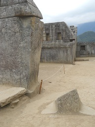 Machu Picchu: La "cruz del sur" en la
                    plaza central 01