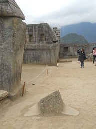 Machu Picchu: La "cruz del sur" en la
                    plaza central 02