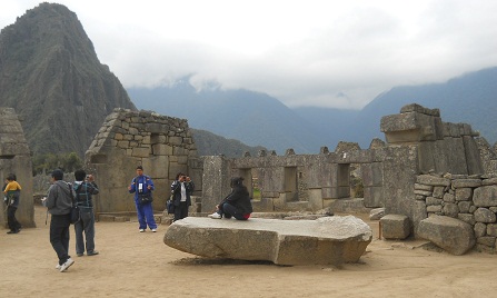 Machu Picchu: piedra gigante en la Plaza
                    Sagrada del templo principal y del templo de las 3
                    ventanas