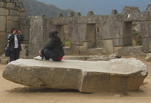 Machu Picchu: piedra gigante en la plaza del
                    templo principal y del templo de las 3 ventanas -
                    primer plano