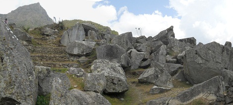 Machu Picchu: cantera con un caos de piedras,
                    foto panormica