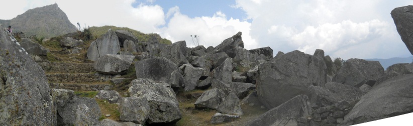 cantera de Machu Picchu con un caos de piedras,
                    foto panormica grande