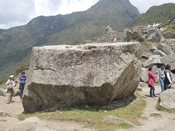 Cantera de Machu Picchu con otra piedra
                    gigante