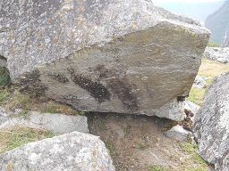 Cantera de Machu Picchu: piedra con superficie
                    plana, primer plano