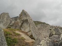 Cantera de Machu Picchu: piedra grande con
                    superficie plana