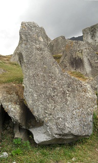 Cantera de Machu Picchu: piedra con superficie
                    plana, foto panormica
