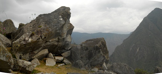 Cantera de Machu Picchu: piedra gigante con
                    superficie plana, foto panormica