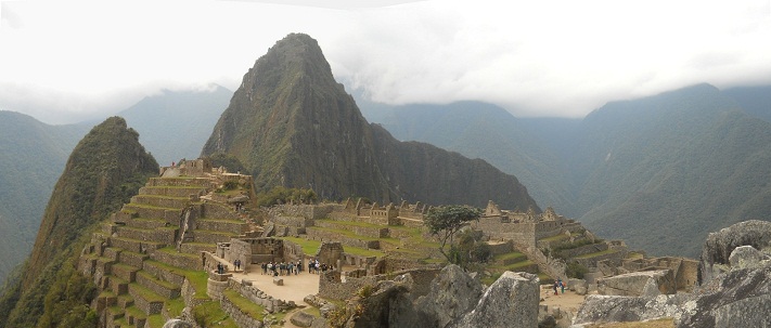 Machu Picchu: vista de la cantera al templo
                    principal, a la plaza central y a los miradores
                    Huchuypicchu (pequeo) y Huaynapicchu (grande)