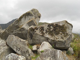 Cantera de Machu Picchu: piedra con superficie
                    plana y con ngulos rectos