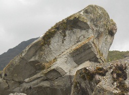 Cantera de Machu Picchu: piedra con superficie plano y
            con ngulos rectanculares, primer plano